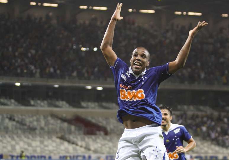 <p>Com dois gols de Borges e um 1º tempo avassalador, o Cruzeiro goleou a Portuguesa por 4 a 0, disparando na liderança do Campeonato Brasileiro</p>