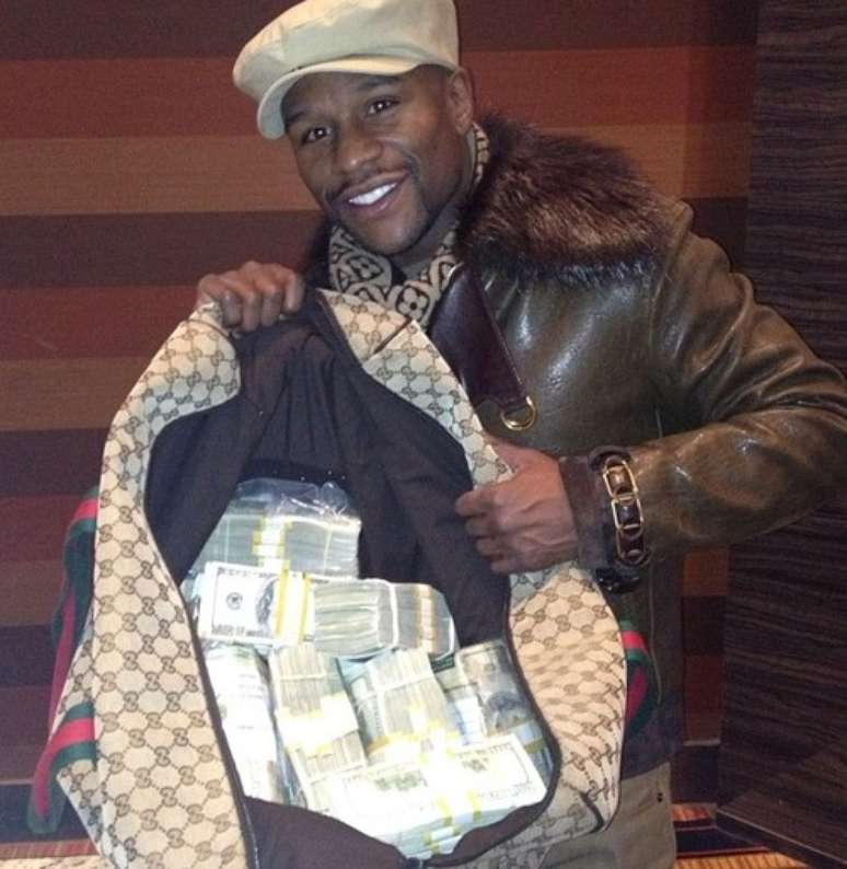 <p>Floyd Mayweather Jr. (foto) mostrou recentemente que o boxe segue com muita força atualmente. A luta contra Saul Canelo Álvarez atraiu mídia e gerou uma bolsa milionária, algo que tem acontecido em outros combates recentes. <strong>Veja a seguir os dez lutadores que ganharam as maiores bolsas do boxe:</strong></p>