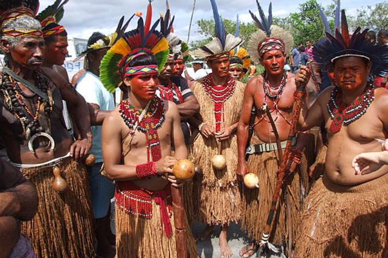 Protesto de índios volta a fechar a BR-101, no extremo sul da Bahia