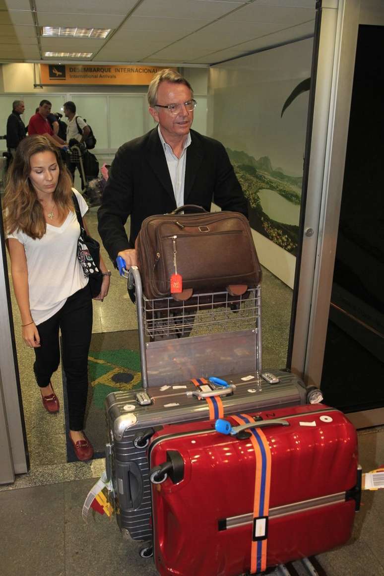 <p>Os atores Tim Roth e Sam Neill foram fotografados ao desembarcarem no aeroporto do Galeão, no Rio de Janeiro</p>