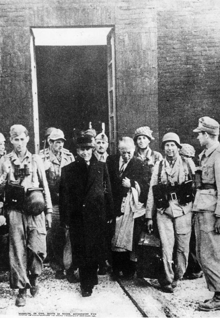 12 de setembro de 1943: ditador fascista italiano Benito Mussolini deixa a prisão após ser libertado por paraquedistas nazistas