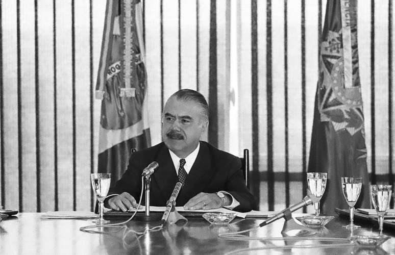 <p>O presidente José Sarney enviou ao Congresso mensagem de convocação da Constituinte, dando o primeiro passo para a reforma na legislação</p>