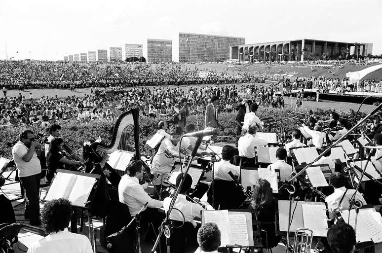 No dia 1º de fevereiro de 1987, a Assembleia Nacional Constituinte foi instalada. Uma multidão tomou conta da Esplanada dos Ministérios para acompanhar o momento histórico