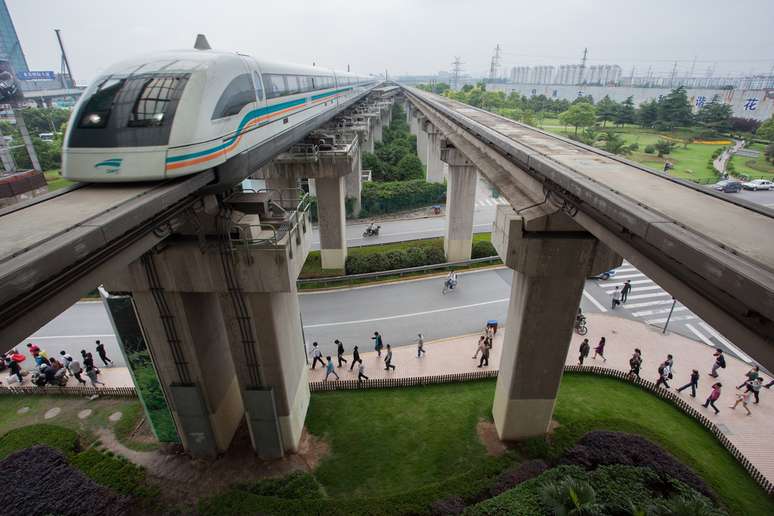 <p><strong>Trem Maglev Xangai,  China</strong><br />Ligando o Aeroporto Internacional de Pudong à estação de metrô de Longyang Road, o Trem Maglev opera a mais de 430 km/h. Com um moderno sistema de levitação magnética, consegue atingir a impressionante marca de 500 km/h, mais veloz do que um carro de Fórmula 1</p>