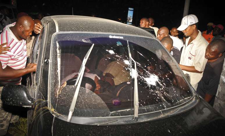 Pessoas cercam na noite de quinta-feira o carro em que o religioso foi baleado em Mombasa