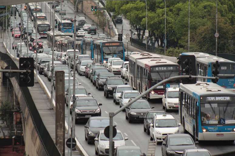 <p>O aumento da frota de veículos no Brasil é um dos principais fatores para a poluição, segundo pesquisador da ONU</p>