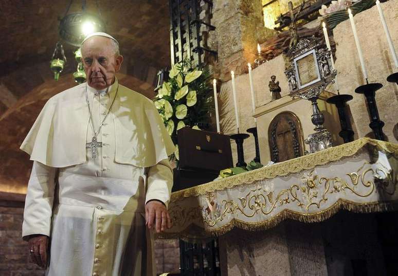 Papa Francisco visita a sepultura de São Francisco durante viagem a Assis, na Itália. A Igreja Católica, do sacerdote mais modesto ao próprio pontífice, deve se livrar de toda "vaidade, arrogância e orgulho" e servir humildemente os membros mais pobres da sociedade, disse o papa Francisco nesta sexta-feira. 4/10/2013.