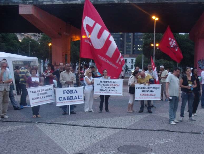 <p>Manifestantes protestam no centro do Rio de Janeiro pela suspens&atilde;o imediata do leil&atilde;o do campo de Libra no pr&eacute;-sal</p>