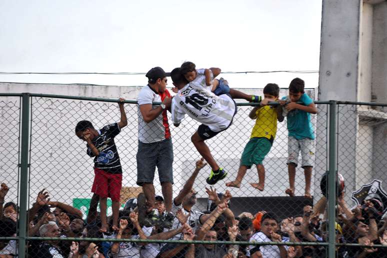 <p>Torcedores foram esmagados contra a grade e acabaram pulando para o gramado para escapar</p>