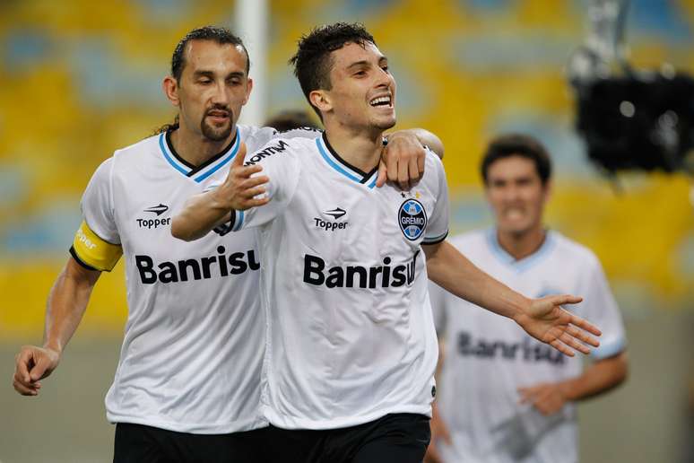 <p>Com gol de Alex Telles, o Gr&ecirc;mio venceu o Botafogo por 1 a 0 no Maracan&atilde;, mesmo jogando a maior parte da partida com um homem a menos; veja</p>