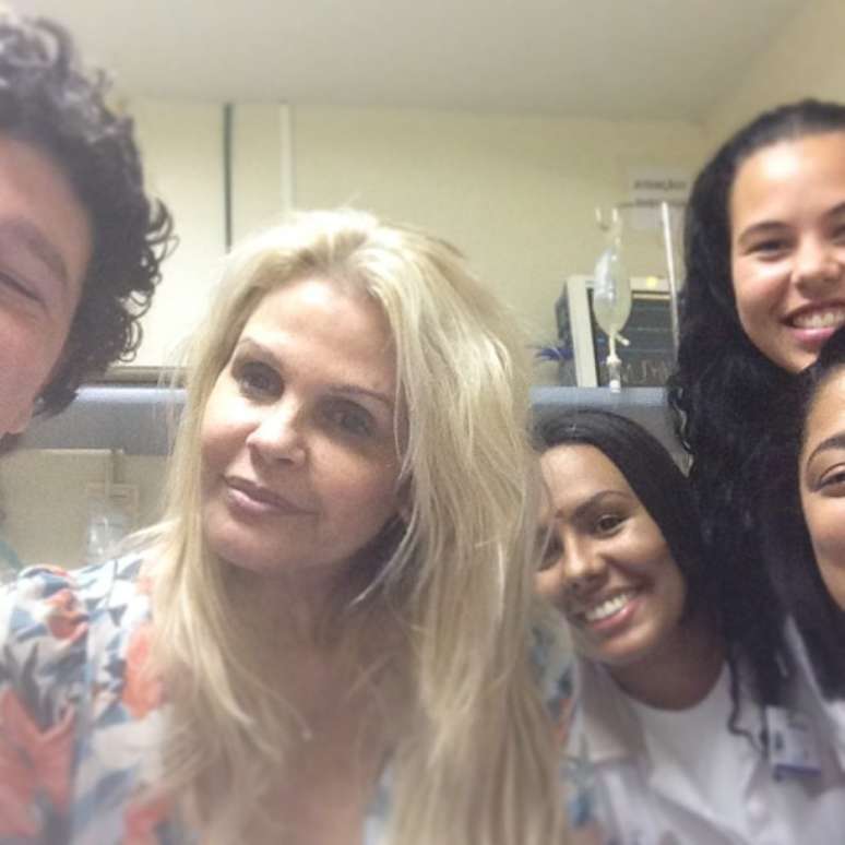 <p>Monique com a equipe do hospital onde ficou internada</p>