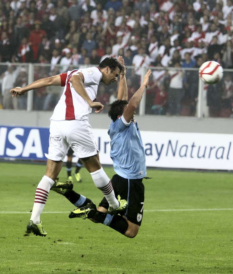 Uruguaios tiveram passagem tumultuada pelo Peru antes de último duelo nas Eliminatórias