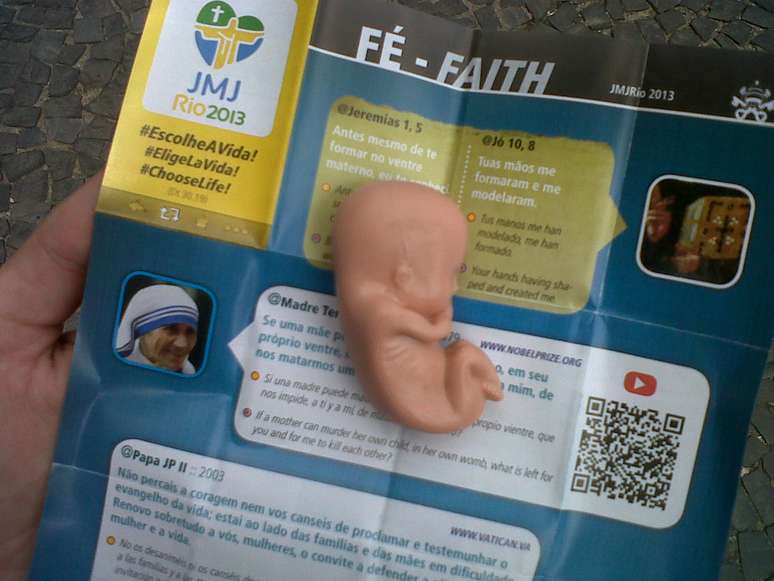 Manifestantes distribuíram bonecos representando fetos de 10 semanas e panfletos da JMJ
