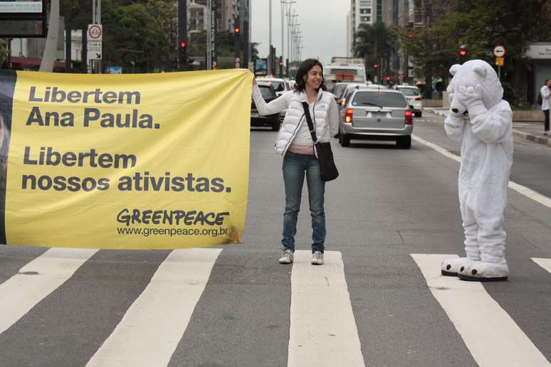 Manifestante fantasiado de urso protestou contra a prisão da brasileira 