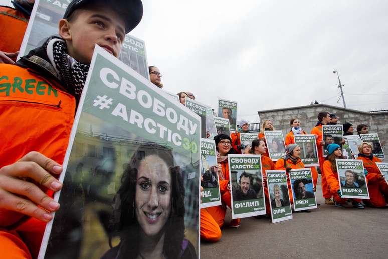 Ativistas do Greenpeace fazem protesto em Moscou neste sábado pedindo a libertação do grupo