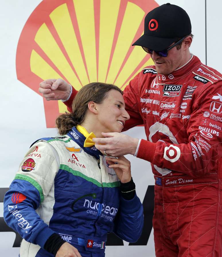 <p>Enquanto Simona de Silvestri (esq) conquistou seu primeiro p&oacute;dio, Scott Dixon (dir)&nbsp;diminuiu para 8 pontos a diferen&ccedil;a para Helinho</p>