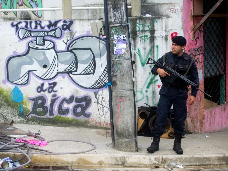 Policiais e fuzileiros navais ocupam o Complexo do Lins, na zona norte do Rio