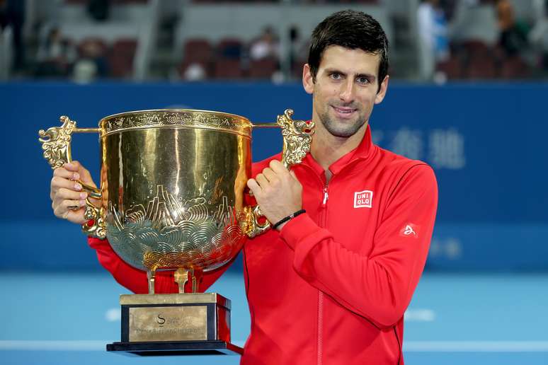 Novak Djokovic ergue o troféu do ATP de Pequim depois de vitória sobre Rafael Nadal na final