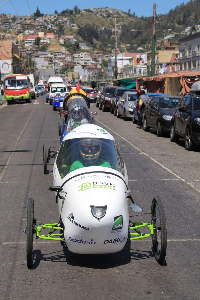 Corrida de carros elétricos movimenta cidade chilena