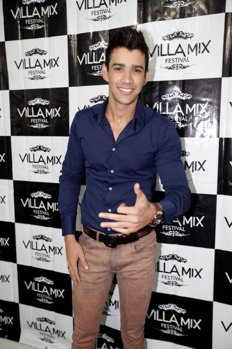 Gusttavo Lima apareceu com novo visual em um festival sertanejo em São Paulo