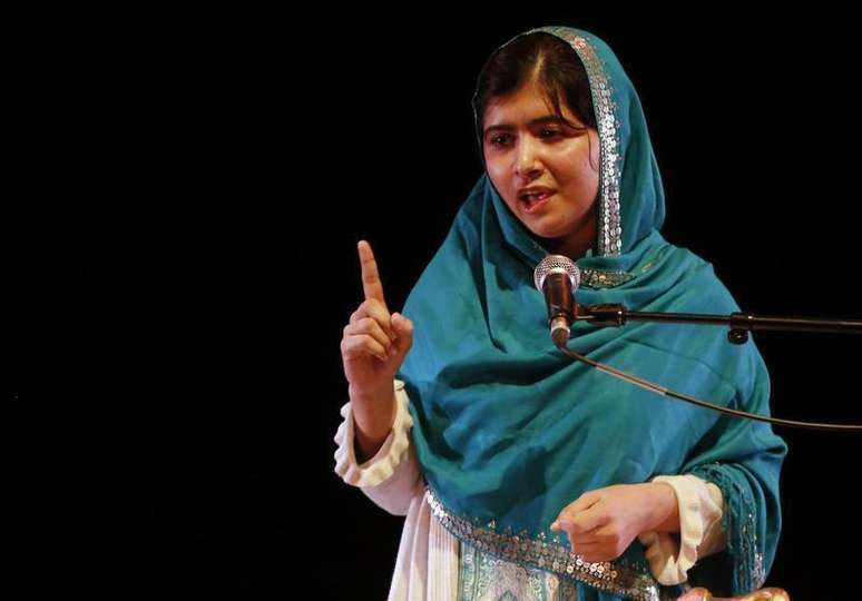<p>A paquistanesa Malala Yousafzai discusa após receber um prêmio, em Londres</p>