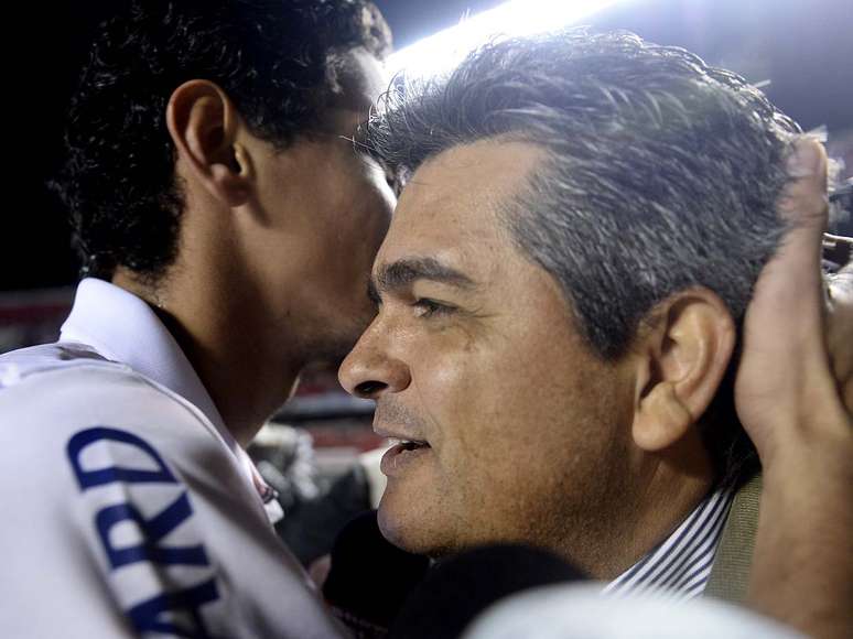 <p>Ney Franco abraça Paulo Henrique Ganso, ex-comandado no São Paulo; técnico é cobiçado pelo Santos, mas pode seguir no Vitória</p>