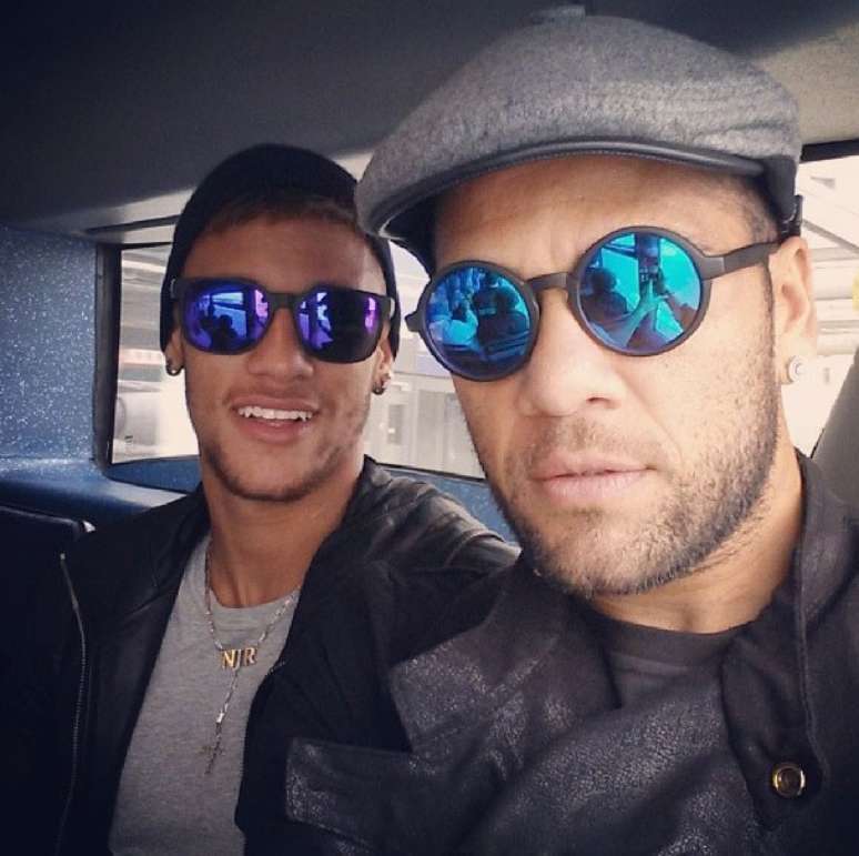 Neymar e Daniel Alves exibem estilo no Instagram