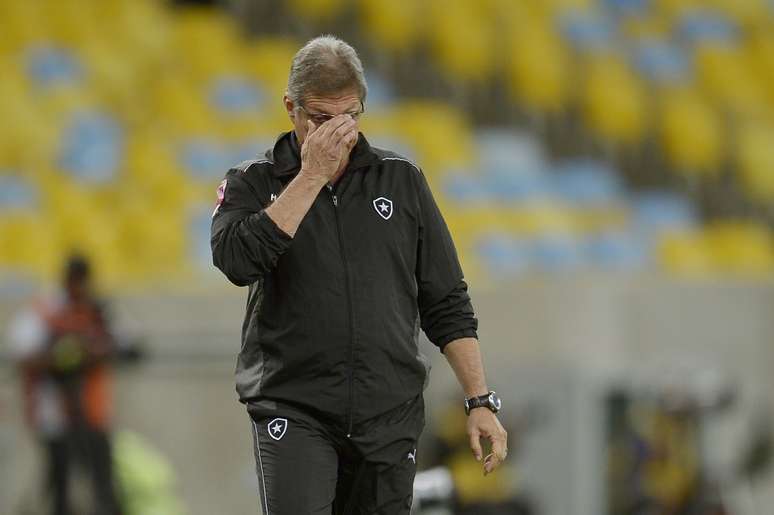 <p>T&eacute;cnico do Botafogo passou mal durante derrota para o Gr&ecirc;mio</p>