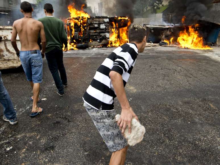 <p>Manifestantes bloquearam rua na região do Morumbi, em São Paulo</p>