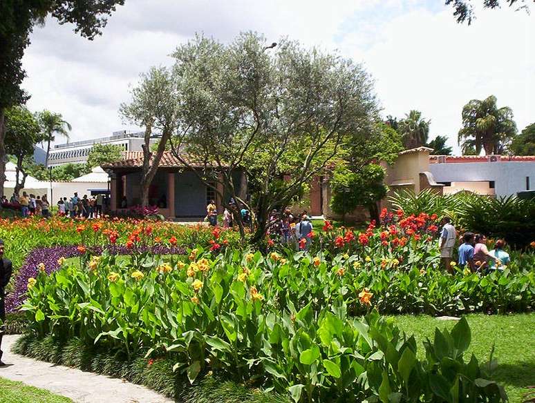 O Centro de Arte La Estancia funciona em uma antiga fazenda de café e  conta com três hectares de áreas verdes