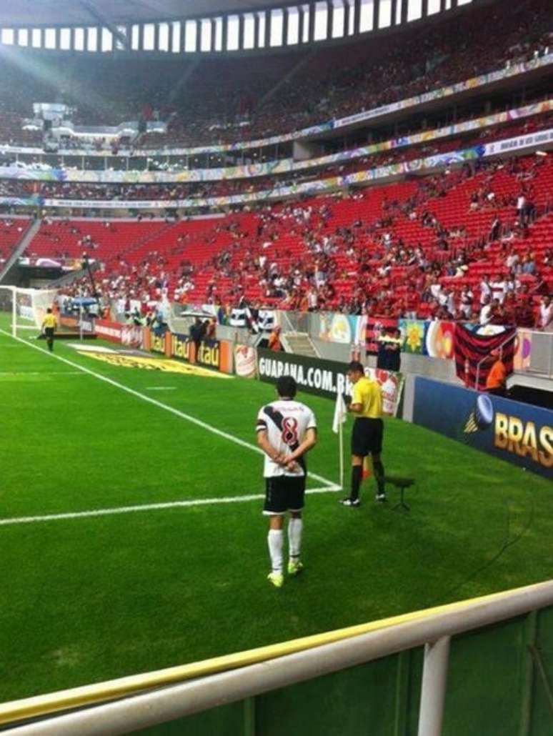 Juninho faz gesto de organizada do Vasco para torcida do Flamengo