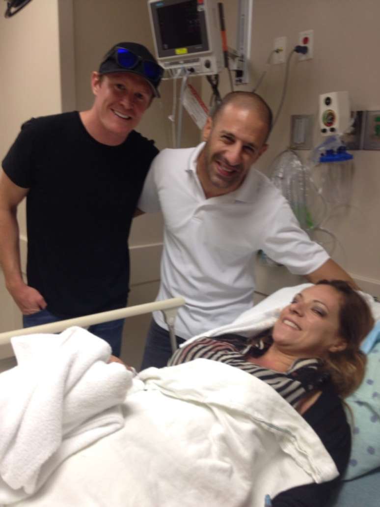 <p>Kanaan (ao centro) postou foto da visita ao hospital onde fã da Indy está internada</p>