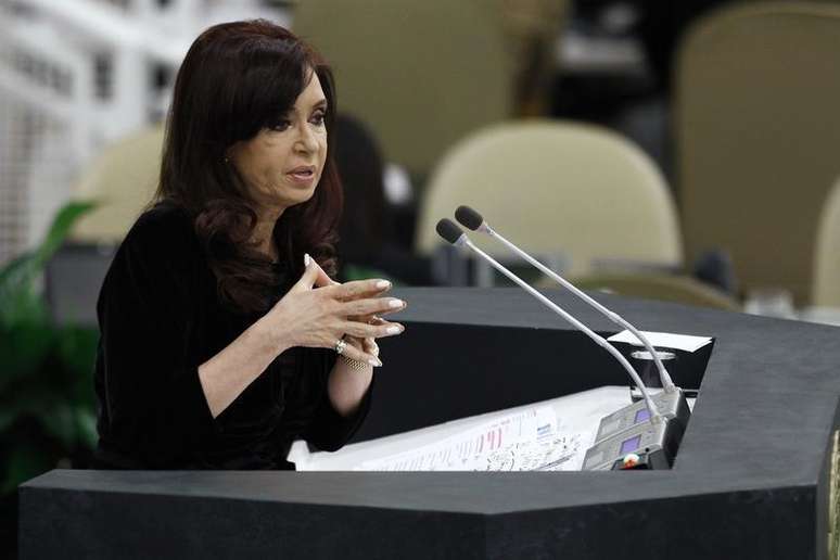 A presidente da Argentina, Cristina Fernandez de Kirchner, fala na 68a Assembléia Geral das Nações Unidas, na sede da ONU, em Nova York. Kirchner vai ficar um mês em repouso por um hematoma numa membrana cerebral, disse no sábado seu porta-voz, o que a obrigará a abandonar a campanha eleitoral a eleições legislativas cruciais para seu governo. 24/09/2013.