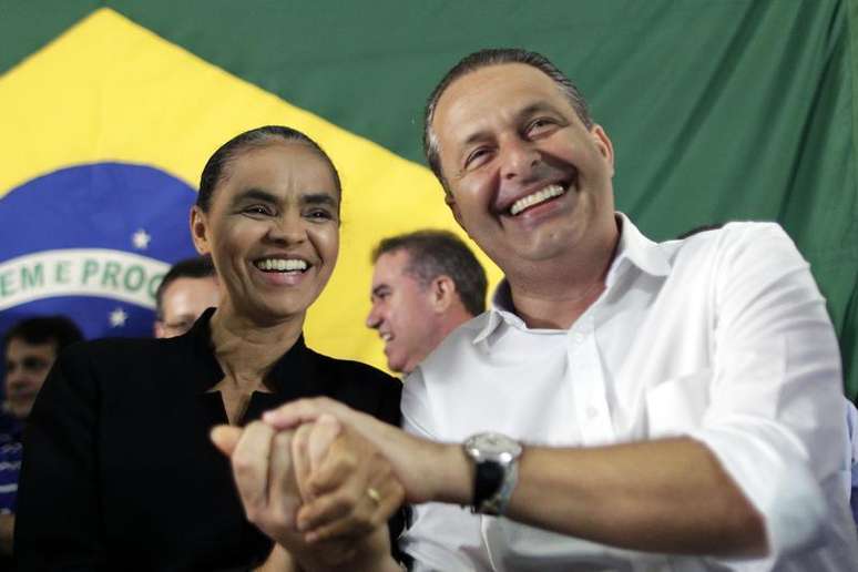 Ex-senadora Marina Silva comemora filiação ao PSB com o presidente do partido e governador de Pernambuco, Eduardo Campos, em Brasília 5/10/2014 REUTERS / Ueslei Marcelino.