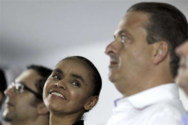 Ex-senadora Marina Silva, que se filiou ao PSB do governador de Pernambuco e presidente da sigla, Eduardo Campos, durante cerimônia em que foi anunciada a decisão em Brasília 5/10/2013. REUTERS / Ueslei Marcelino (BRAZIL - Tags: POLITICS ELECTIONS) - RTR3FMT4.