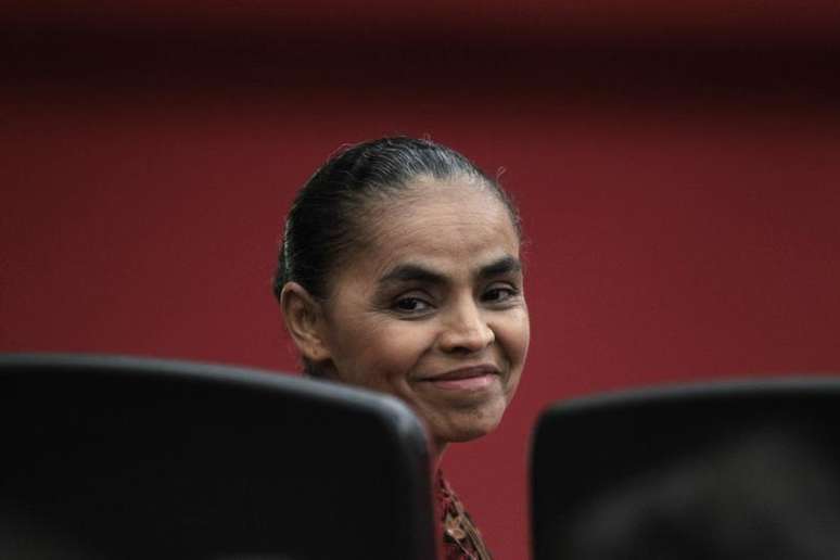 A ex-senadora Marina Silva participa de uma sessão de votação no plenário do Supremo Tribunal Eleitoral para tentar obter registro para a criação do partido Rede Sustentabilidade, em Brasília. Marina vai se filiar ao PSB neste sábado, segundo disse à Reuters uma fonte do partido, acrescentando que ainda não há uma definição sobre qual o papel que ela terá na eventual chapa presidencial do partido no ano que vem. 3/10/2013.