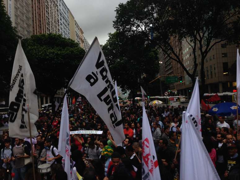Manifestantes protestam contra violência da polícia durante ato de professores no Rio