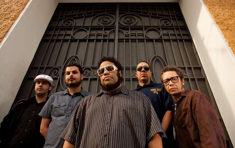 BNeg&atilde;o e o Seletores de Frequ&ecirc;ncia t&ecirc;m dois &aacute;lbuns: 'Enxugando o Gelo' (2003) e 'Sintoniza L&aacute;' (2012)