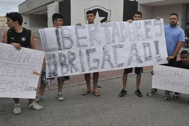 Torcedores exibiram cartazes cobrando o time