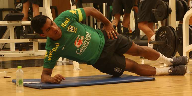 Paulinho treina na academia do hotel em Seul