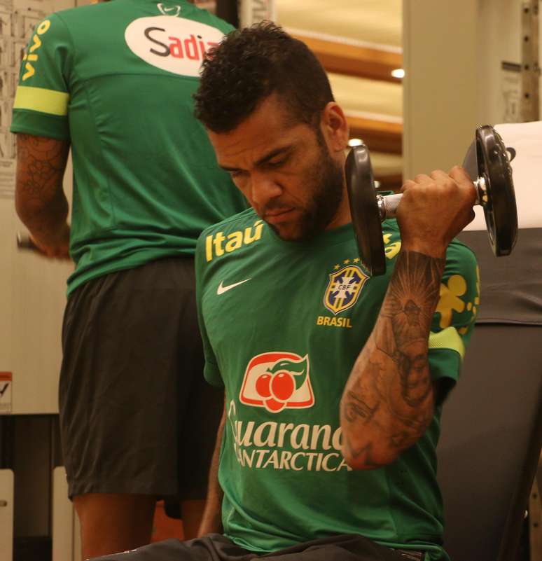 <p>Em amistoso em agosto, Daniel Alves tentou cortar, mas cabeceou contra as redes de Jefferson e marcou o gol da vitória dos suíços</p>