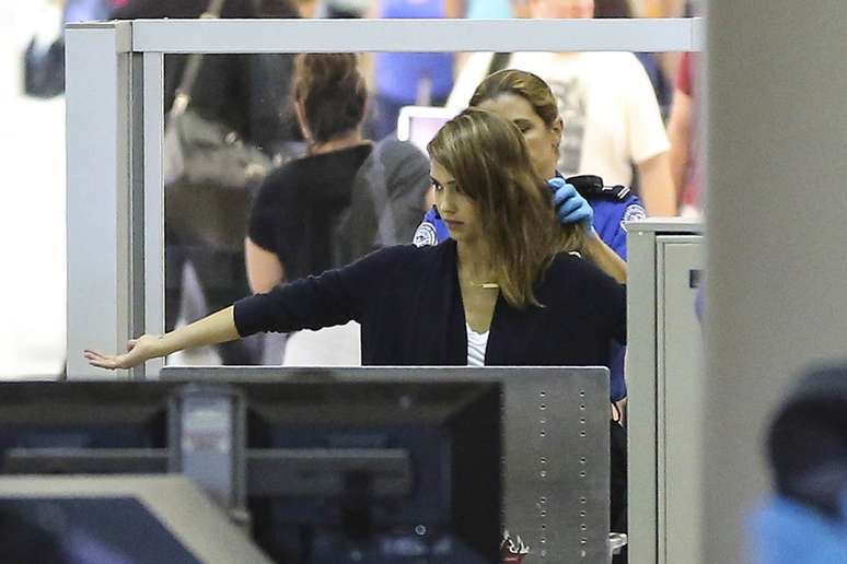 Jessica Alba foi fotografada nessa segunda-feira (7) no aeroporto de Beverly Hills, na Califórnia. Ela foi revistada pela equipe de segurança após passar pelo detector de metal