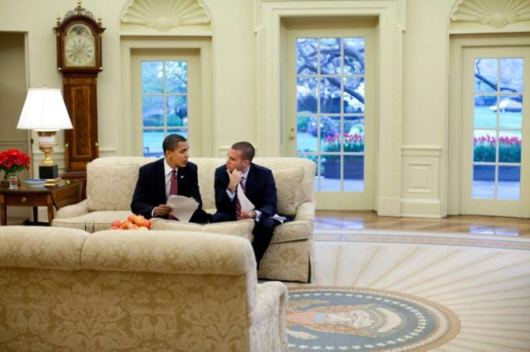 <p>Jon Favreau conversa com Obama no Sal&atilde;o Oval da Casa Branca, em foto de abril de 2009</p>