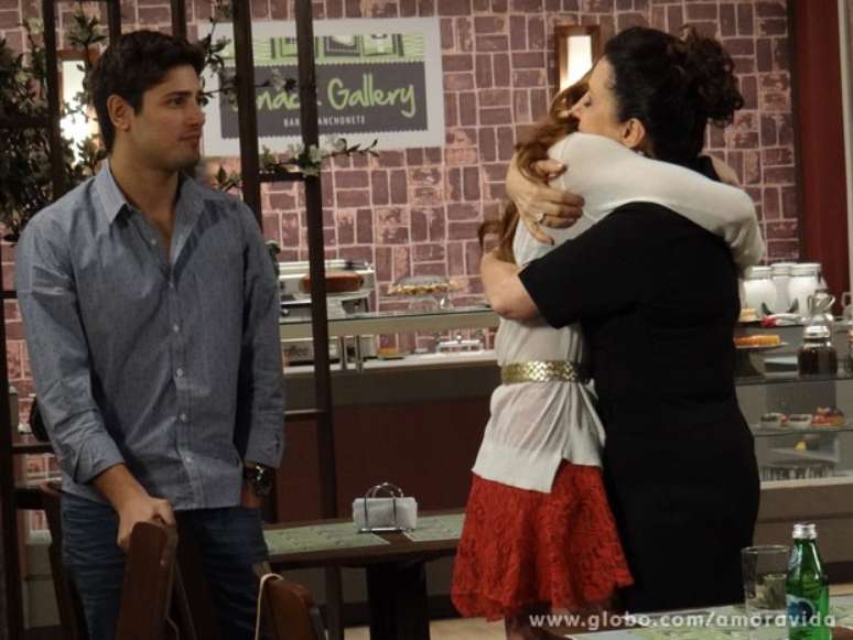 <p>Natasha abra&ccedil;a a m&atilde;e ap&oacute;s a revela&ccedil;&atilde;o&nbsp;</p>