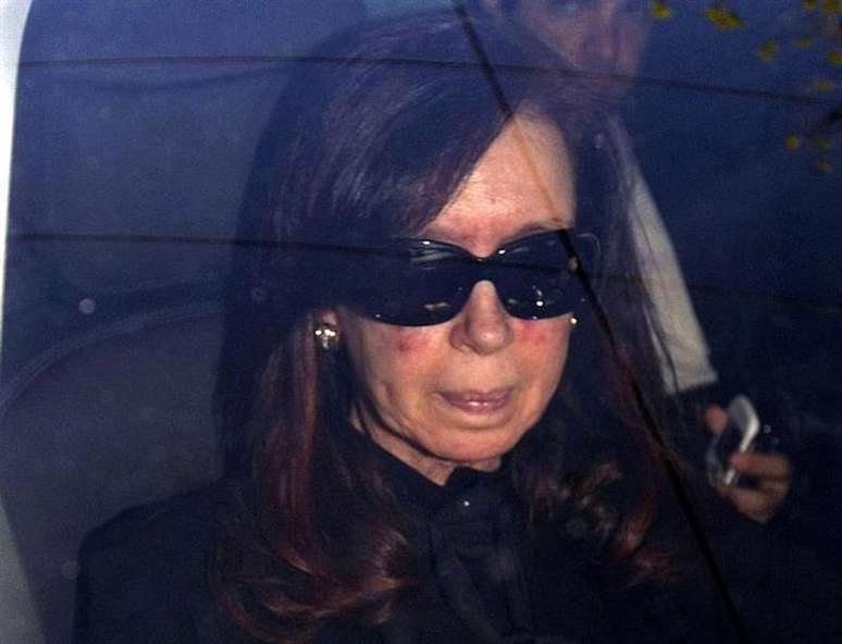 <p>A presidente da Argentina, Cristina Kirchner, fotografada dentro do carro em chegada ao hospital, em Buenos Aires</p>