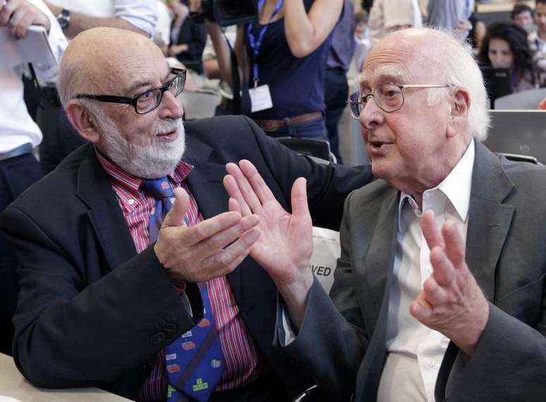<p>O físico britânico Peter Higgs e o belga François Englert (dir.) ganharam o prêmio Nobel de Física de 2013 por preverem a existência do bóson de Higgs</p>