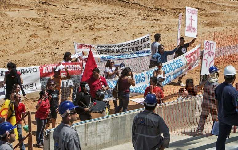 <p>Protesto de manifestantes dentro da Arena Pantanal, durante visita técnica da Fifa, ligou o sinal de alerta da entidade para segurança durante a Copa</p>