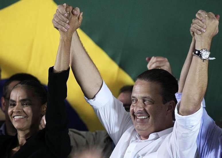 <p>Marina Silva e o governador de Pernambucano, Eduardo Campos, comemoram filiação da ex-senadora ao PSB em outubro</p>