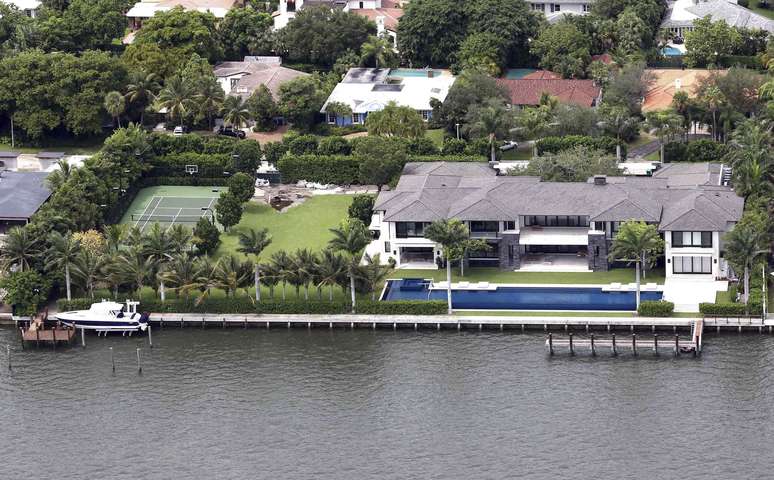 <p>O cantor Enrique Iglesias vendeu sua mansão, localizada em Bay Point, em Miami, por US$ 6,7 milhões. Em 1998, quando ele comprou a propriedade, ele teria pago US$ 640 mil. A casa tem um píer para barcos de 100 pés, cinco dormitórios e cinco banheiros, distribuídos em dois andares</p>