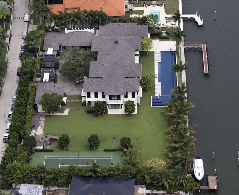 <p>A casa disp&otilde;e de um p&iacute;er para barcos de 100 p&eacute;s, cinco dormit&oacute;rios e cinco banheiros, distribu&iacute;dos em dois andares</p>